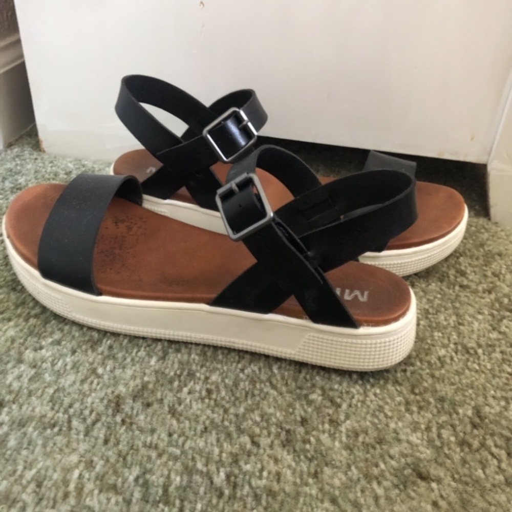 Mia black 8.5 platform sandals